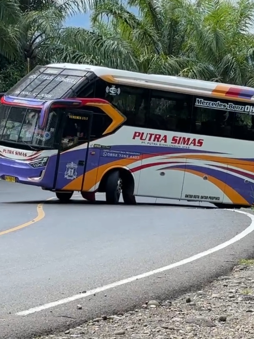 bis po putra simas menaklukkan salah satu tikungan tajam di liku 9 .  .  .  .  .  #sr3 #laksana #fyppppppppppppppppppppppp #fypage #fypシ゚viral #liku9 #bengkulutiktok #bengkulu #mercedesbenz #fyppppp #bis #medanbisser #tikungantajam #video #videogalau 