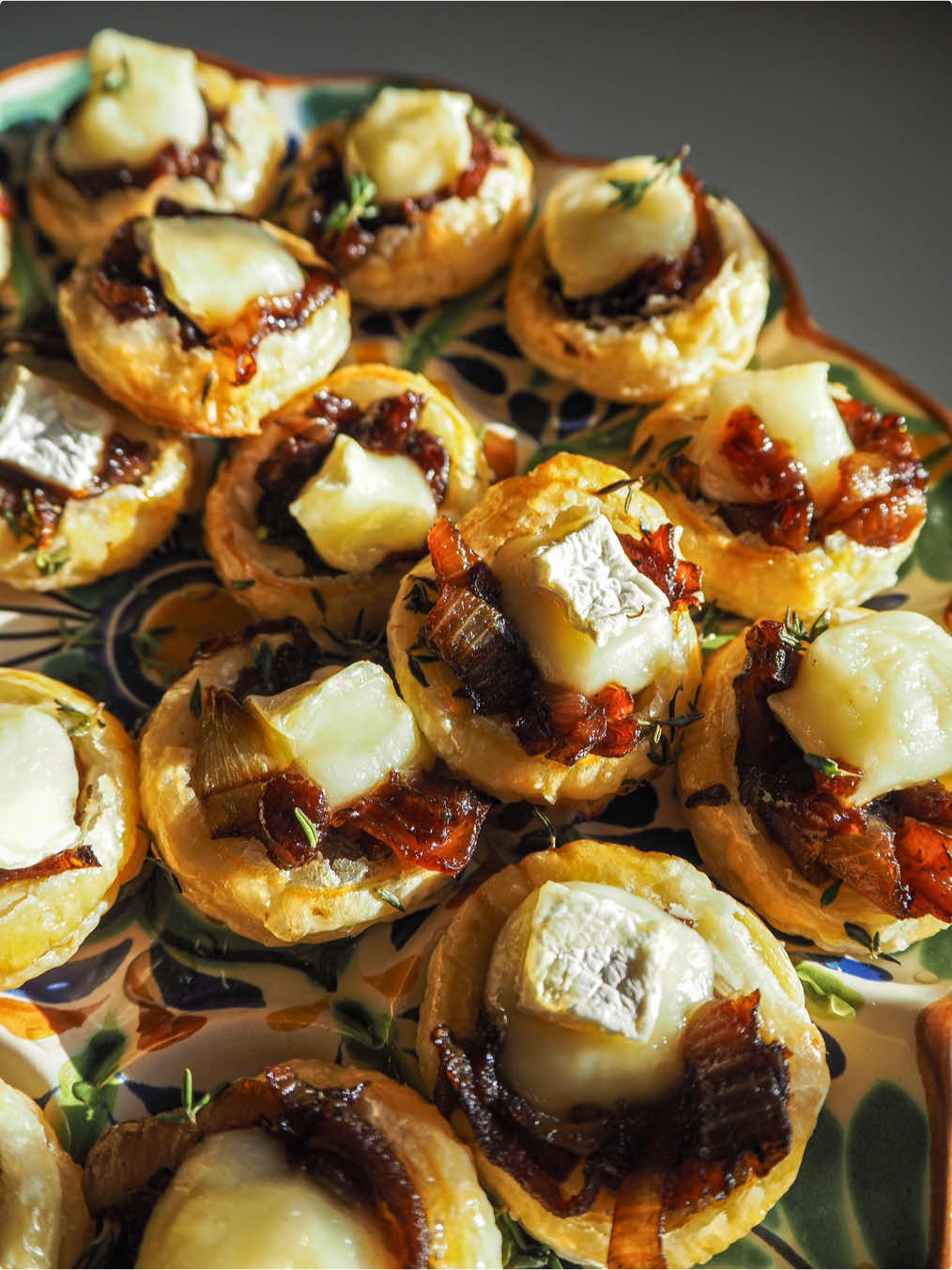 French onion brie puffs with fig jam, thyme, and honey drizzle. I may have drvoured half the plate after filming this 👀Recipe from the queen @katie #homemadefood #fallrecipes #thanksgivingfoodideas #bakingrecipes #favoriterecipes #holidaysidedishes #bakedbriebites #frenchonionsoup #appetizer 