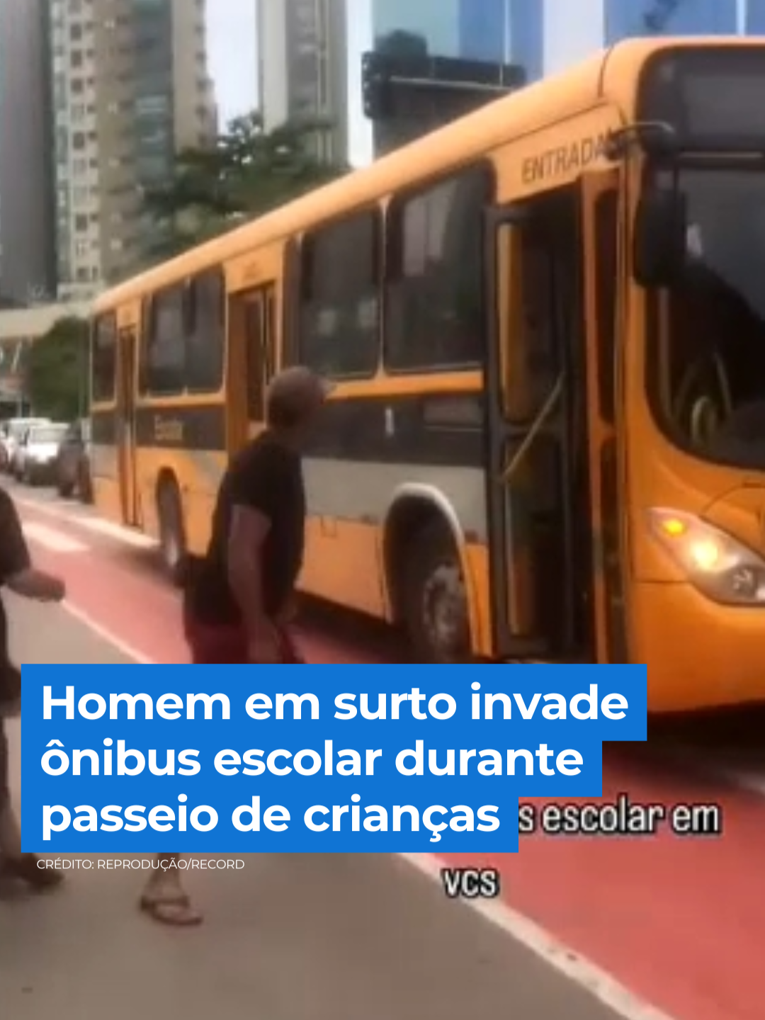 Crianças estava conhecendo os principais pontos turísticos de Balneário Camboriú, em Santa Catarina, quando um homem entrou no ônibus. Os alunos ficaram desesperados. Algumas crianças foram agredidas pelo suspeito durante a confusão e foram tiradas de dentro do veículo pelas professoras. A Guarda Municipal estava passando no local e conseguiu prender o homem. 👉 Assista à íntegra do #BalançoGeral em R7.com/balancogeral