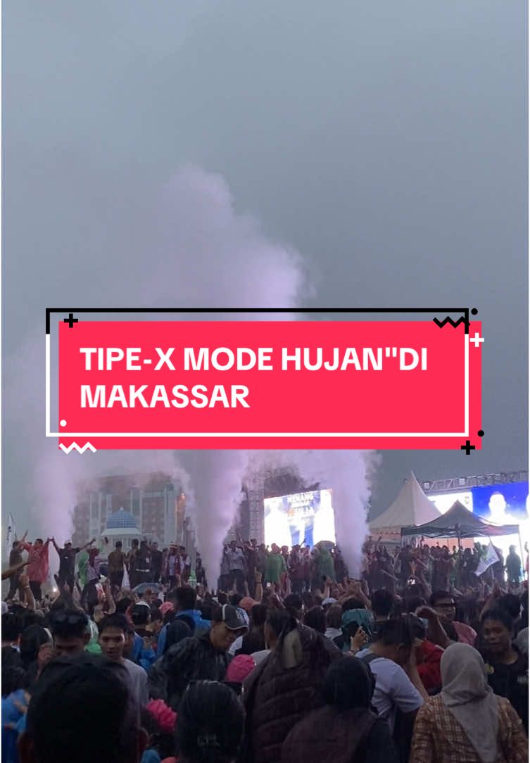 Hujan hanya membasahi ,Bukan menghalangin TIPE-X ✨ @TIPE-X    #fyp #hujan #makassarbosku #sulsel #konser 