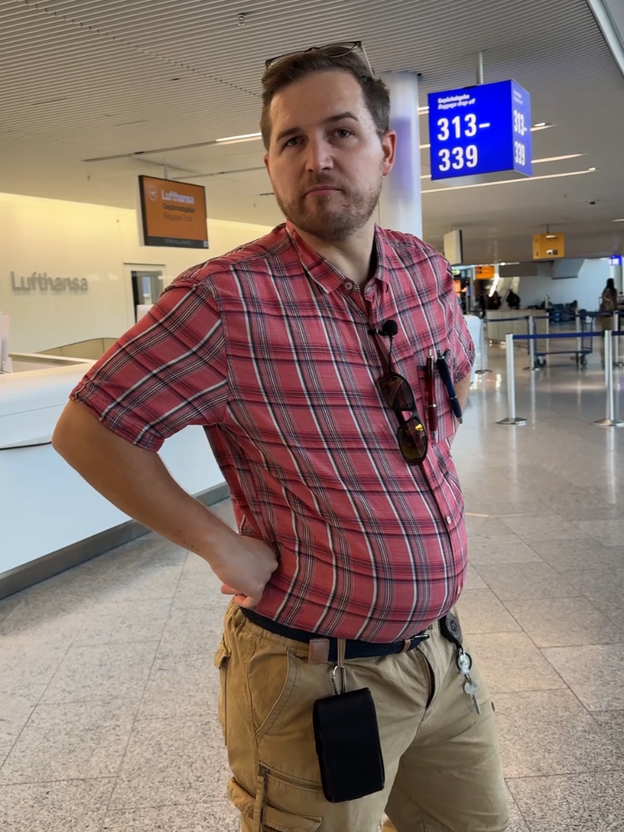 ANZEIGE- Mit dem Flieger nach Balkonien, vorher aber noch ein paar Pilsken und Sightseeing im Terminal. Leider durfte Thorben am Flughafen Frankfurt dann doch nicht in eine Transportbox… #frankfurtairport #fliegen #flughafen #clmnsbrock #väter #comedy #vaterlogik #dervadda #sprüche #dadjokes