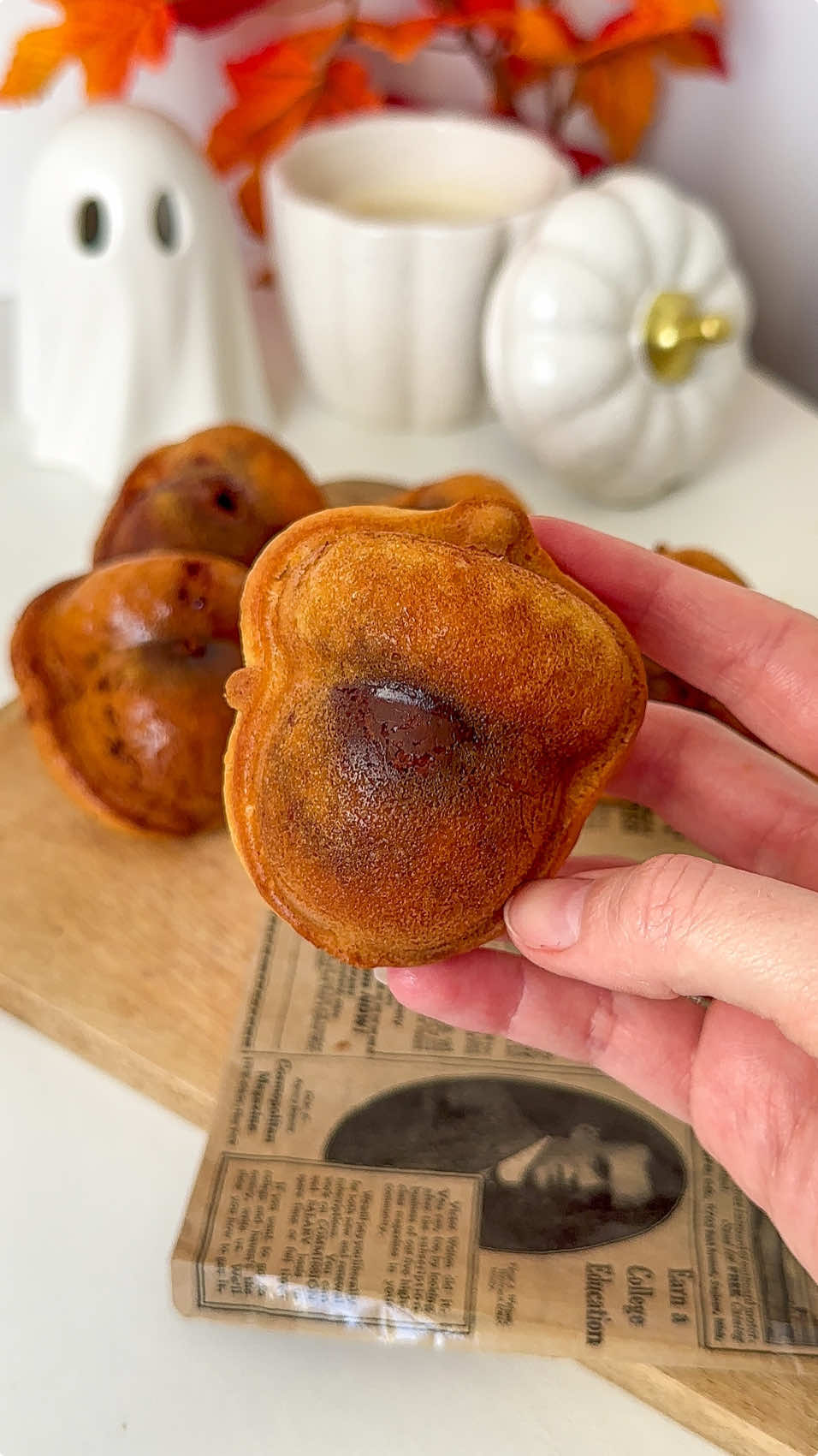 Muffins cœur coulant 🌰✨☕️ Ingrédients pour 12 muffins :  👉🏻 3 œufs  👉🏻 30g de cassonade, sucre de coco ou de miel 👉🏻 125g de yaourt nature, de fromage blanc ou yaourt grecque  👉🏻 220g de farine  👉🏻 1 càs de levure chimique  👉🏻 2 càs d’huile neutre  👉🏻 des petits morceaux de chocolat pour mettre à l’intérieur ou bien comme moi, vous pouvez utiliser des papillotes!😇 ✨ Cuisson : 25 min à 180°C (cuisson à surveiller en fonction des fours) 🌰 équilibre alimentaire : tu peux les faire le week-end et en emmener au travail avec toi pour la collation de l’après-midi. Pour une collation équilibrée, tu peux accompagner un muffin avec un yaourt et un fruit de saison 🧁 #muffin #muffinchocolat #chocolatemuffins #ideegouter #goutermaison #reequilibragealimentaire #pertedepoidssaine #perdredupoidssainement #ideecollation #collationhealthy #gouterhealthy #muffinrecipe 