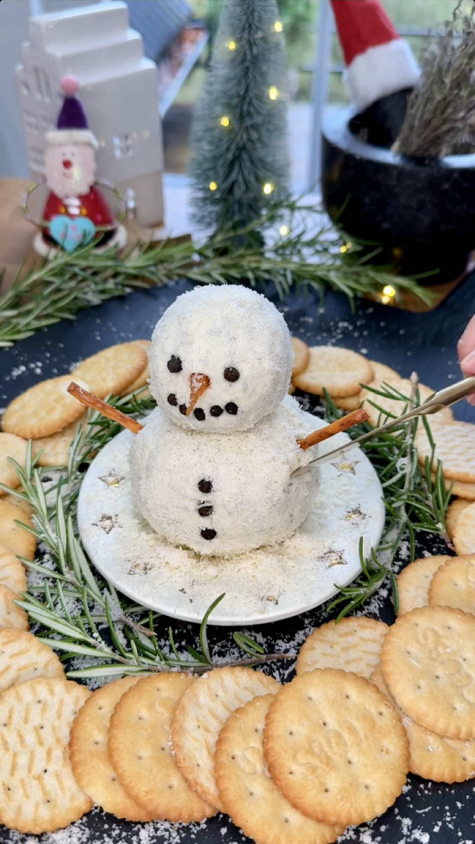 Schneemann ☃️ Da es gerade geschneit hat, habe ich mir gedacht, dass ich heute meinen Schneemann aus Frischkäse poste. Eine süße Idee für dein Weihnachtsbrunch🎄 Alles was du brauchst: 1-2 Pakete Kräuterfrischkäse (nicht cremigen verwenden) Geriebener Parmesan Salzstangen  Schwarze Pfefferkörner  Eine kleine Möhre Rosmarin optional für die Deko Mit Hilfe von Frischhaltefolie 2 Kugeln formen. Eine größere und eine kleinere für den Kopf. Die Kugeln in den Parmesan wälzen und mit Hilfe eine Salzstange übereinander stecken. Mit den Pfefferkörner ein Gesicht und Knöpfe in Schneemann drücken. Ein kleines Stück Möhre für die Nase abschneiden und in den Frischkäse drücken. Für die Arme rechts und links eine Salzstange in die untere Kugel stecken. Mit etwas Rosmarin anrichten und servieren. Lass es dir schmecken! #rezept #homemade #deko #Recipe #weihnachtsdeko #interior #food #fyp #fürdich #tiktoknews  