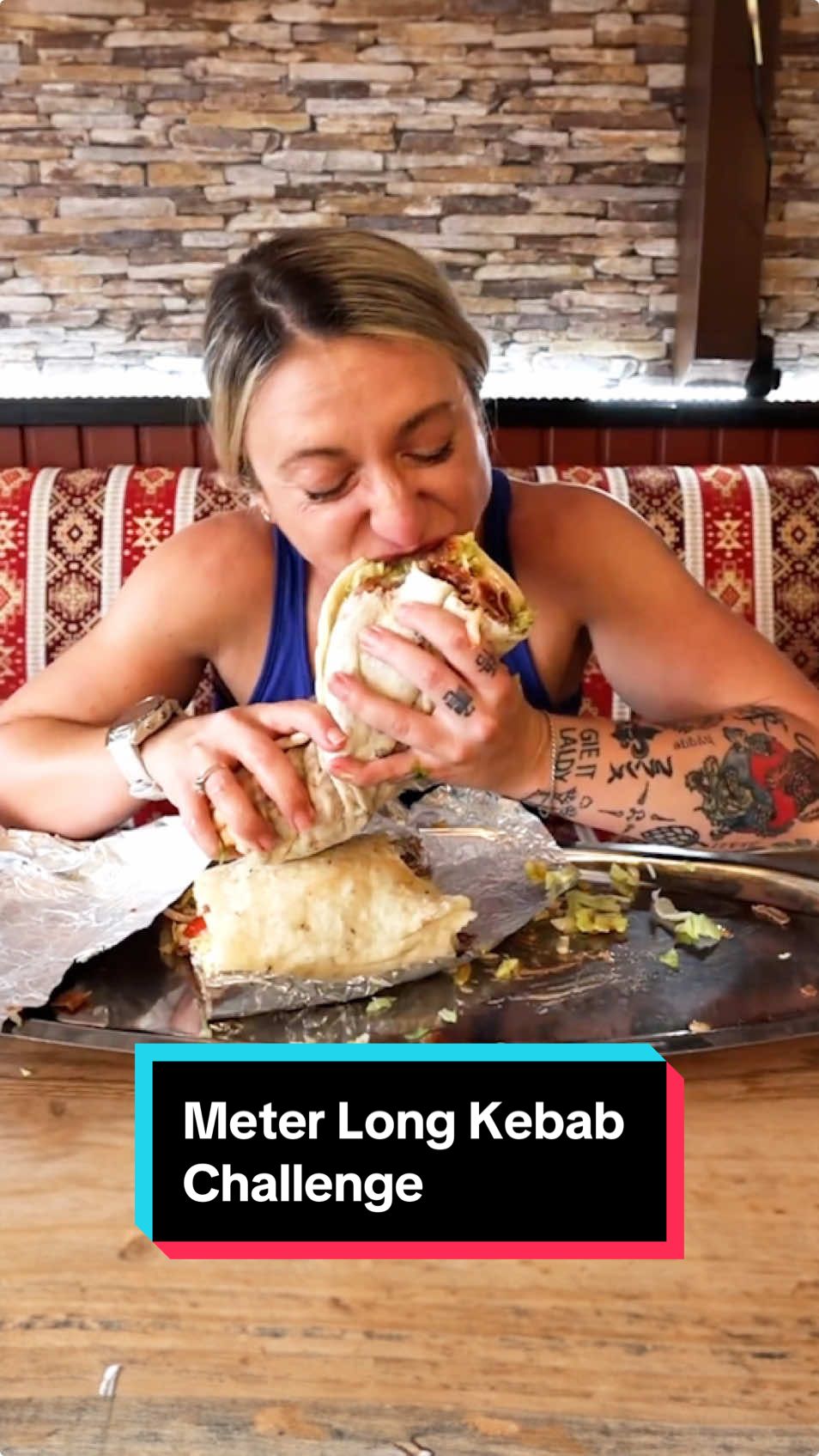 I will win €100 in cash if I can finish this meter long kebab in less than 25 minutes! It’s stuffed with kebab beef, veggies, and sauces!  #foodchallenge #katinaeatskilos #fyp #kebab #beef #meat #long #Foodie #foryou 