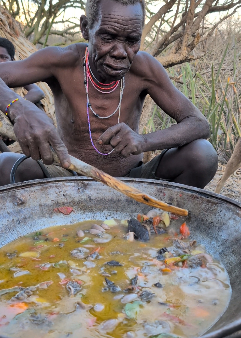 Wow See How Hadza Old man cooks a delicious food 😋🍲‼️#africatribes #USA #hadzabetribe 