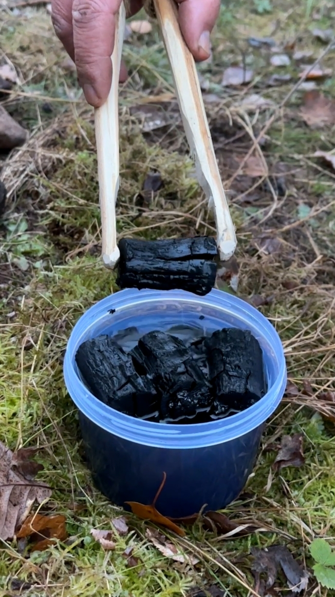 Amazing Hack: How to Make an Eco-Friendly Fire Starter with Charcoal. #camping #lifehacks #ideas #Outdoors #bushcraft #survival #skills #forest 