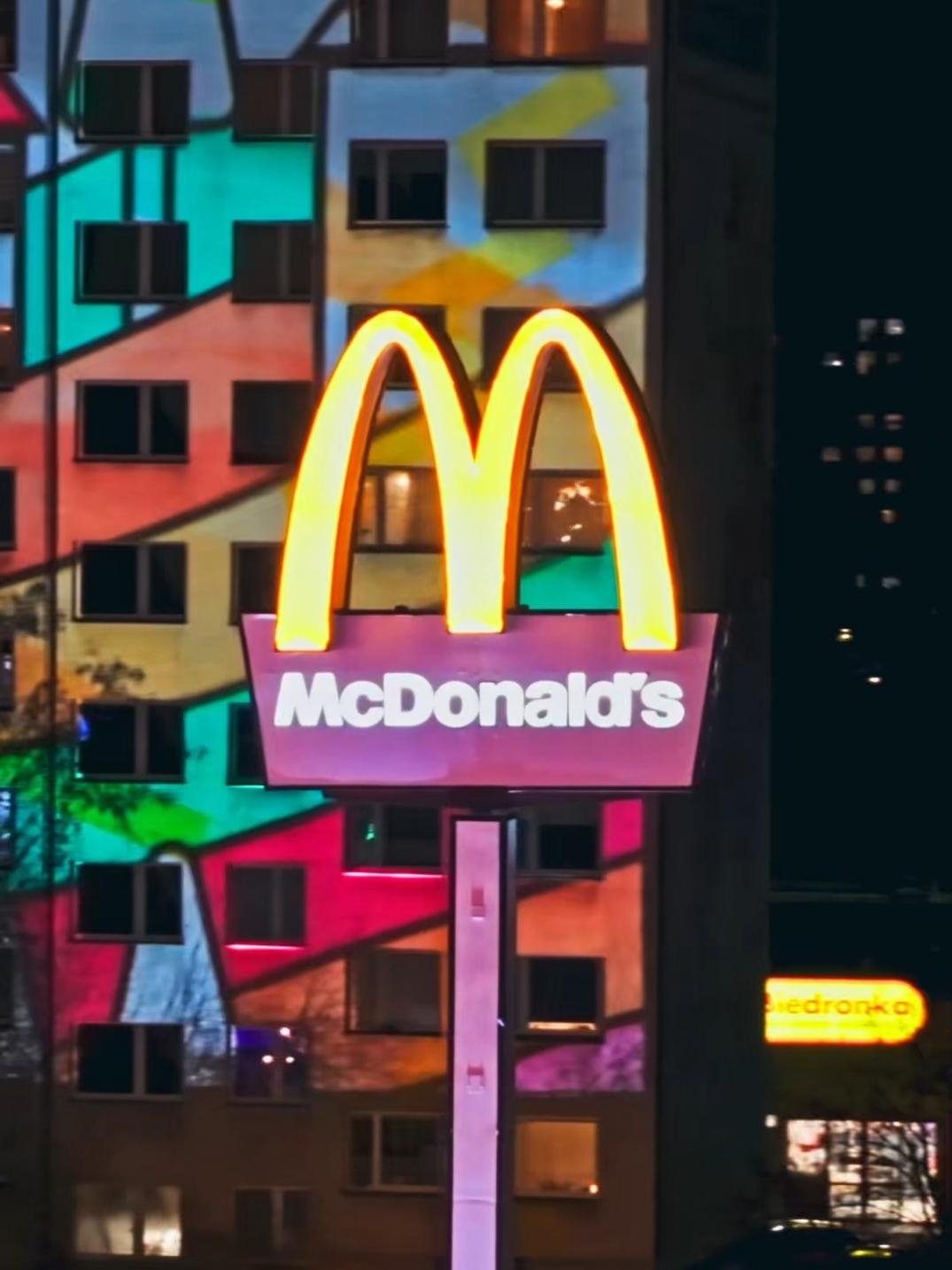 Wchodzimy w nadświetlną! Trzymajcie się! #mcdonalds #speedramp #drwal #wroclaw #iluminacja #dronevideo #mamsmakanamaka @mam smaka na maka @McDonalds_Polska @McDonald’s 