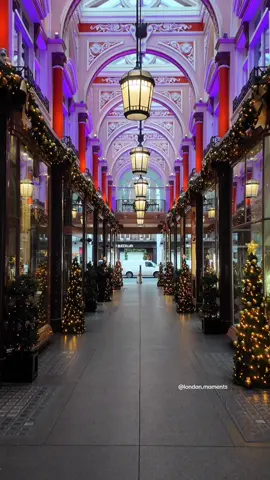Only 5 weeks until Christmas in London! The city is already sparkling with festive lights and holiday cheer. 🎄✨ #londonmoments #christmas #london
