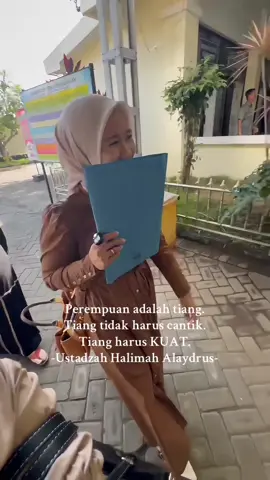 20 November 2024. Pertama kali mendatangi Pengadilan Agama. Padahal sebelumnya, aku sama sekali tidak terlintas untuk sampe disini. Memang terlihat kuat, tapi aku kecewa, sakit, campur aduk. Mebayangkan wajah anak kecil lucuku akan kehilangan keluarga utuhnya 💔  nak maaf ya, Bunda akan bertanggung jawab penuh buat Aurora happy 🥺❤️ maaf ya nak, pasti akan ada banyak pintu kebahagiaan dari hal yang lain🥺💕