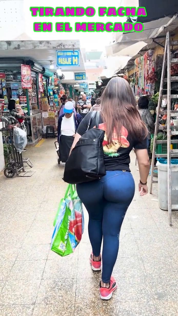 🛍️ Mi look diario en el mercado! 💃🏻🕺 Me encanta usar mis jeans favoritos de Sexy Hip Jeans para cualquier ocasión. Comodidad y estilo en un solo lugar! 😎💯 Visítanos en: Galería Kristales: Jirón Agustín Gamarra 1095, Tienda 105, Primer Piso Galería El Encanto: Jirón Agustín Gamarra 460, Tienda S116, Semi Sótano #GamarraSexy #ModaDeGamarra #Denim #FrenchTerry #JeansClásicos #ModaFemenina #ModaMasculina #RopaDeModa #GamarraLima #VisítanosEnGaleríaCristales #VisítanosEnGaleríaElEncanto #ÉxitoSexyHipJeans #JeansParaLaVidaDiaria #MercadoConEstilo