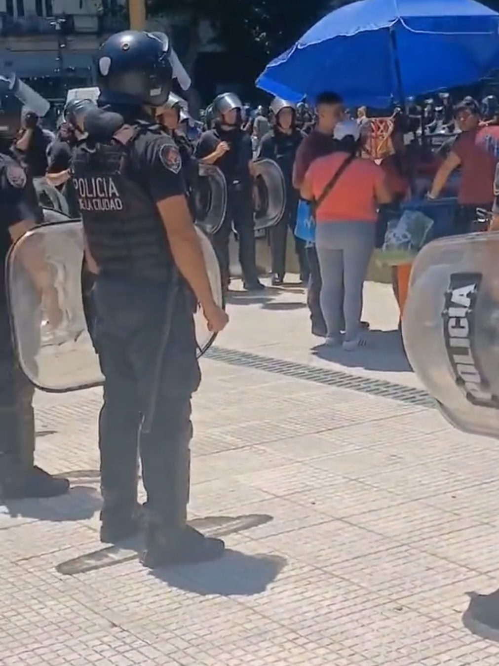 Último momento: duros choques entre la policía porteña y las salchipapas!! En su afán represivo y para congraciarse con los liberfachos, Jorge Macri llega al ridiculo de persiguir a los vendedores de salchipapas... por supuesto con la nuestra! video: @emaherreraok #ahora #vendedoresambulantes #macri #caba #operativo #política #Argentina 