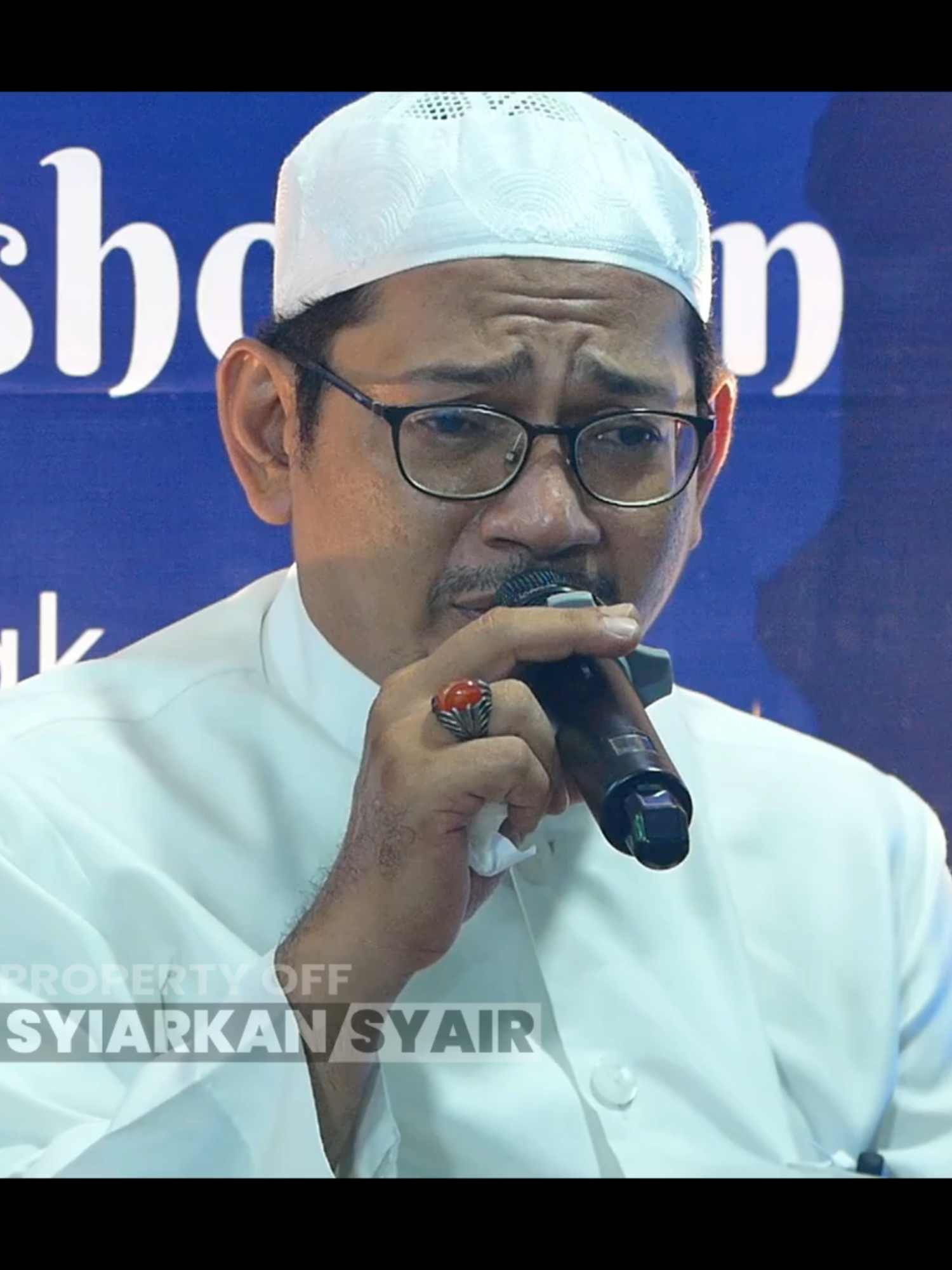 HABIB ABDULLAH & HABIB HASYIM AL ATHAS DUET MAULID DIBA' DAN MEDLEY SHOLAWAT-MUSOLAH KHOTIBUSSOLIHIN  ==================================================================  Jasa live streaming pengajian / majelis ta'lim dan gratis rekaman: menjangkau jutaan penonton dengan layanan profesional dan interaktif.  Khusus acara islami seperti tabligh akbar maulid nabi, muharram, isra mi'raj, tawaqufan, tasyakuran, haul, ramadhan, santunan, aqiqah dll.  Di channel Syiarkan Syair ini berisi konten live streaming acara, pembaacaan sholawat kisah maulid nabi ad diba'i, barzanji, simthud durar, qasidah burdah, dan dhiyaul lami, serta ceramah agama, qori tilawatil qur'an dan qosidah / sholawat merdu dari tim hadroh.  Bantu Perjuangan Dakwah Syiarkan Syair Dengan Cara Subscribe, Like, Comment & Share Video ini.  Untuk Info Dokumentasi Atau Live Streaming Kegiatan Majelis Ta'lim Silahkan HUBUNGI SYIARKAN SYAIR - Sdr. Latief : 0822 - 6000 - 8543 - Sdr. Taufiq : 0896 - 8505 - 8736 Head Office: Jl. HM. Idrus II, RT 001/01 No.5, Kel. Jatikramat, Kec. Jatiasih, Kota Bekasi #sholawat #suaramerdu #sholawatviral #sholawatnya_bikin_adem #sholawat penenang jiwa