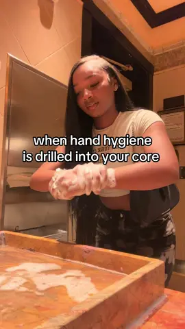 ppl in the restroom prbly think im insane. but they dont be scrubbing for 20 secs lol.😐 #fyp #nurse #healthcare