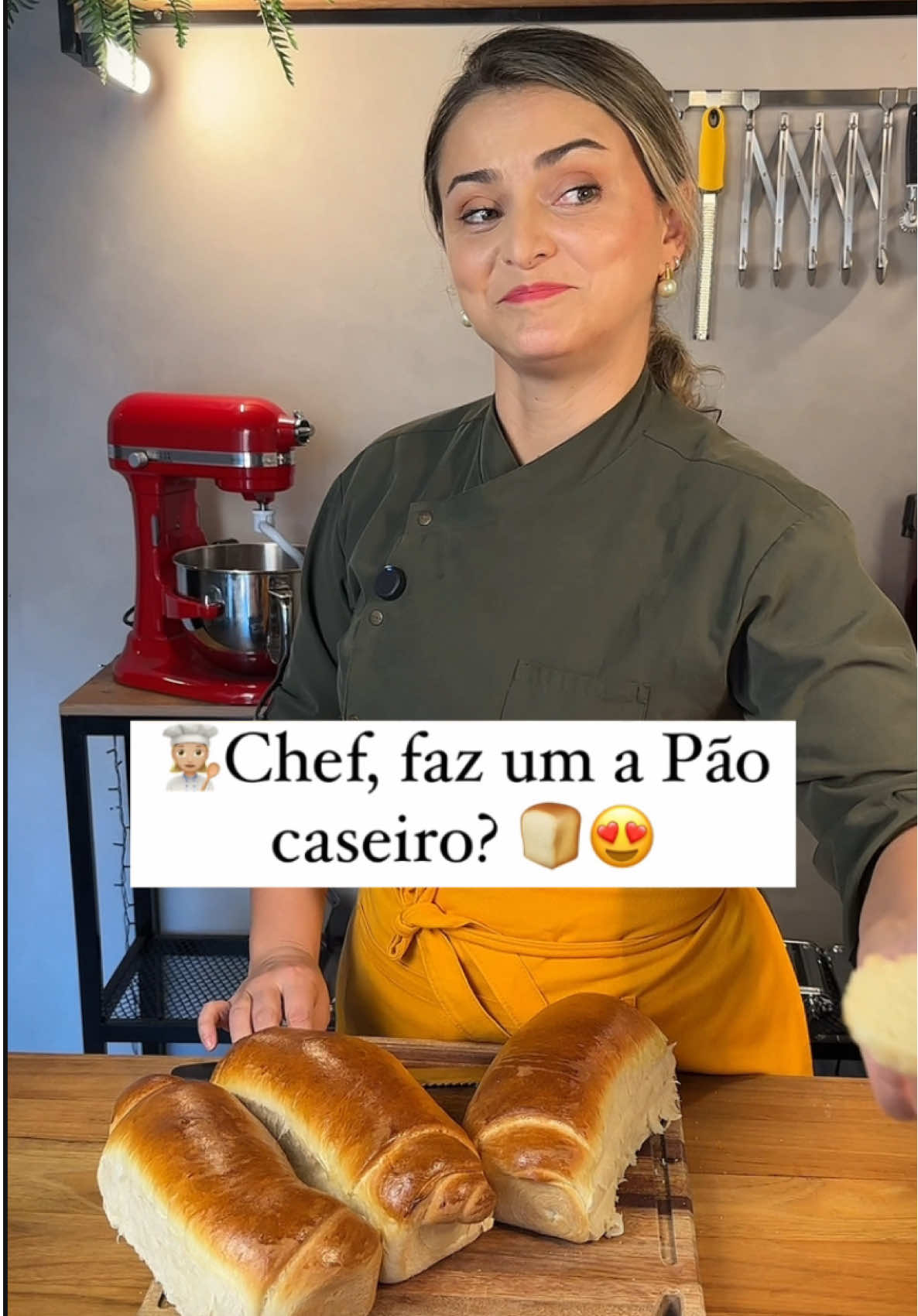 Pão caseiro fofinho - perfeito pra fazer sempre! 🍞🍞🍞 Esse pão é tipo um colo sabe?!? A gente esquece até os problemas 🥰🥰🥰 Ingredientes: 1kg de farinha de trigo sem fermento  20g de sal 60g de açúcar refinado  10g de fermento biológico seco instantâneo(1 sachê) 80g de óleo de girassol ou soja  1 ovo (50g) 500g de leite integral na temperatura ambiente  *Dependendo do clima aí pode ser que você precise de um pouco mais de leite pra massa ficar macia, ajuste se necessário.  Mistura primeiro os secos e em seguida os úmidos, primeiro com uma colher e depois tem que sovar bem por pelo menos 10 minutos. Pode ser na batedeira com aquele gancho pra massa, por 6 minutos.  O primeiro descanso é de pelo menos uma hora. Coloque em um bowl grande untado com óleo.  🚨Dica imperdível pra fazer seu pão crescer muito: Deixe o seu forno aquecer a 100° por cerca de 5 minutos antes de começar a fazer a receita e desligue. Leve seu pão pra crescer dentro desse forno morninho, ele vai crescer muito e ficar incrível!  Depois divida a massa em 3 e modele abrindo bem com um rolo (ou cilindro) e enrole apertando, pra ficar bem justinho o enrolado.  Eu usei uma forma de 30x24cm,  mas foi pequena 😅. Coloque em uma que acomode melhor os seus pães, sabendo que ele vai crescer bem de novo - por pelo menos 40 minutos. Untei com óleo.  Pincele eles com o ovo e 1 colher de leite por cima e leve em forno pré aquecido a 180° por 30 a 40 minutos.  Nunca fiz com outras farinhas, nem na airfryer e nunca sobrou pra congelar então tem que testar. 🤷🏼‍♀️ Ele fica muito leve, muito macio e perfeito pra aquele café da tarde (ou da manhã). Você vai querer fazer sempre!  Já salva a receita pra não perder e me marca quando fizer! 🥰🥰🥰 #pao #paocaseiro #receitas #chefbrunalopes 