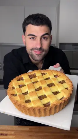 RECETAS DE LA ABUELA: Pastafrola ❤️ Poniendo a prueba sus papelitos 🫶 • Los que me conocen saben que yo empecé a cocinar desde chiquito gracias a mi abuela, a la nonna Rosa. Una tana que ama la cocina y con la que siempre disfrutamos el preparar recetas juntos! Hace unos días, me mostró todos los papelitos donde tenía atesoradas sus recetas, así que se me ocurrió ponerlas a prueba y transmitírselas a ustedes 🥹🥰 • 𝕀𝕟𝕘𝕣𝕖𝕕𝕚𝕖𝕟𝕥𝕖𝕤 (molde 22/24cm): • 100gr Manteca 🧈  • 1 Taza de Azúcar  • 1 Huevo 🥚 + 3 Yemas 🥚  • Ralladura de 1 Limón 🍋  • 1cda de Esencia de Vainilla  • 2 Tazas Grandes de Harina Leudante 🌾  • • 500gr Dulce de Membrillo o Batata (si quieren que les quede más bien finita, esa es la cantidad. En la que yo hice para el video use 1kg y salió más gordita 🫶) • 1 Chorrito de Ron o algún licor 🥃  • Y todavía quedan muchos papelitos por probar, esto recién empieza… 🔜 • #pastafrola #torta #merienda 