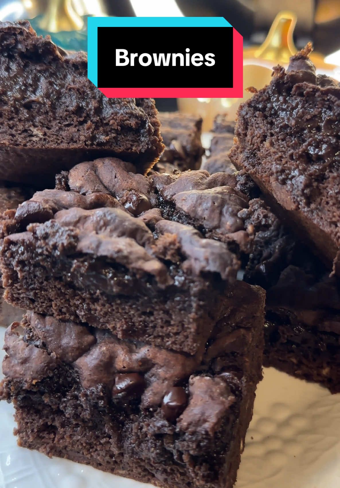 Brownie Recipe (Makes 9 Brownies) Macros: 150 Calories | 19.3g Carbs | 2.5g Fat | 10.4. Protein Ingredients: 2 Smashed Bananas 150ml Almond Milk 184g Egg Whites 1 Cup Sweetener  1/4 Cup Brown Sweetener 20g Cocoa Powder 2.5 Scoops Chocolate Casein Protein Powder 150g Self Rising Flour 42g Lilys semi sweet chocolate chips Instructions: In A Large Bowl add Flour, 1/2 Cup Sweetener, Protein Powder, Cocoa Powder, & Smashed Bananas In a Seperate bowl Mix Egg whites and remaining sweetener until Foaming. Fold in Egg mixture with dry ingredients until Batter develops. Add 28g Chocoate Chips. Add batter to 8x8 pan. Top with remaining Chocolate Chips. Bake at 350 for 28 Minutes. Let cool in the fridge at least 2 hours. Divide 9 Ways. Serve & Enjoy! #brownies #brownierecipe #dessert #EasyRecipe #healthyrecipes #highprotein #highproteinrecipes #dessertideas #snack #baking 