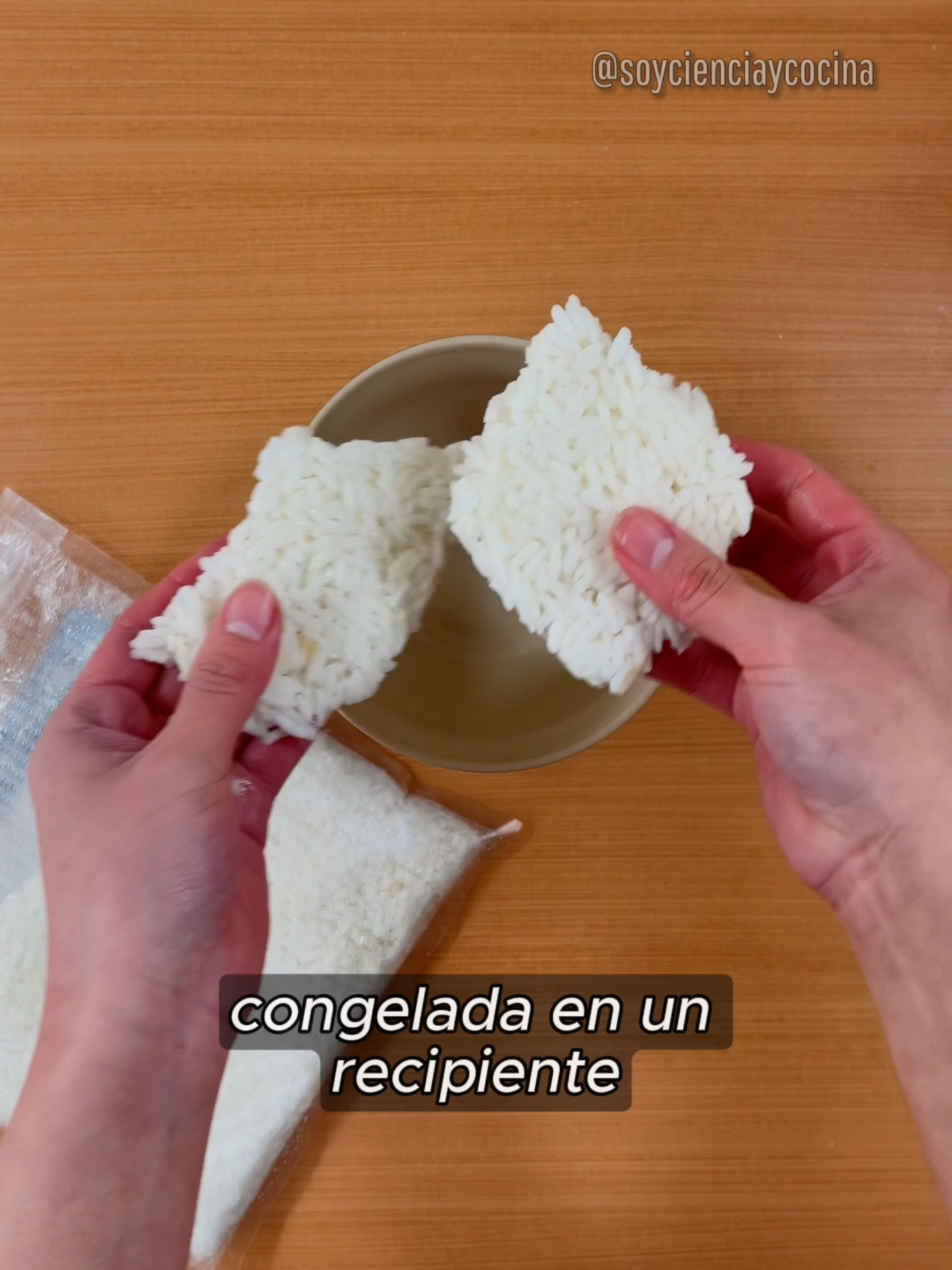 Congelar el arroz es sencillo, aunque parezca que es solo colocar en un recipiente y listo, te entrego mis consejos para que pueda preservar su humedad y textura. El resultado puede variar según el tipo de arroz y como fue realizado la cocción. #cienciaycocina #arroz #tipsdecocina #congelar