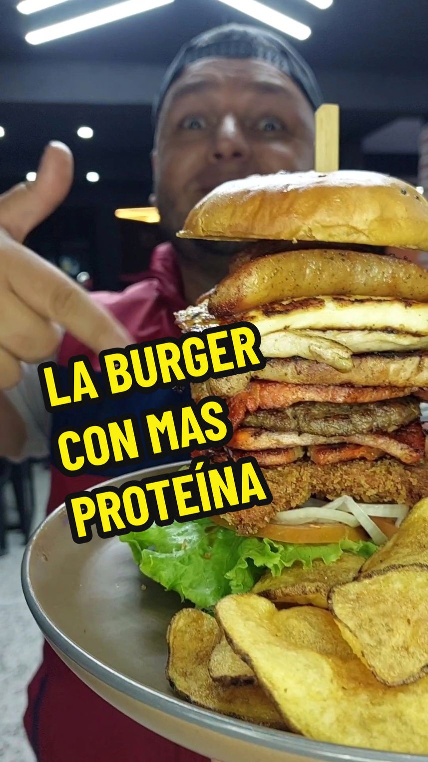 La Argentina incluye 👇 ▫️Pollo Crispy ▫️Lomo de cerdo ahumado ▫️Lomo de cerdo normal  ▫️Pollo a la plancha ▫️Croqueta de carne  ▫️Queso asado ▫️2 tipos de Chorizos ▫️Vegetales ▫️Salsa de la casa Envíale este video a la persona que creas pueda comerce esta Hamburguesa 🚀 #Hamburguesas #lagrita #tachira #food #foodporn #hamburguesa #nuggets #papas #papaschips