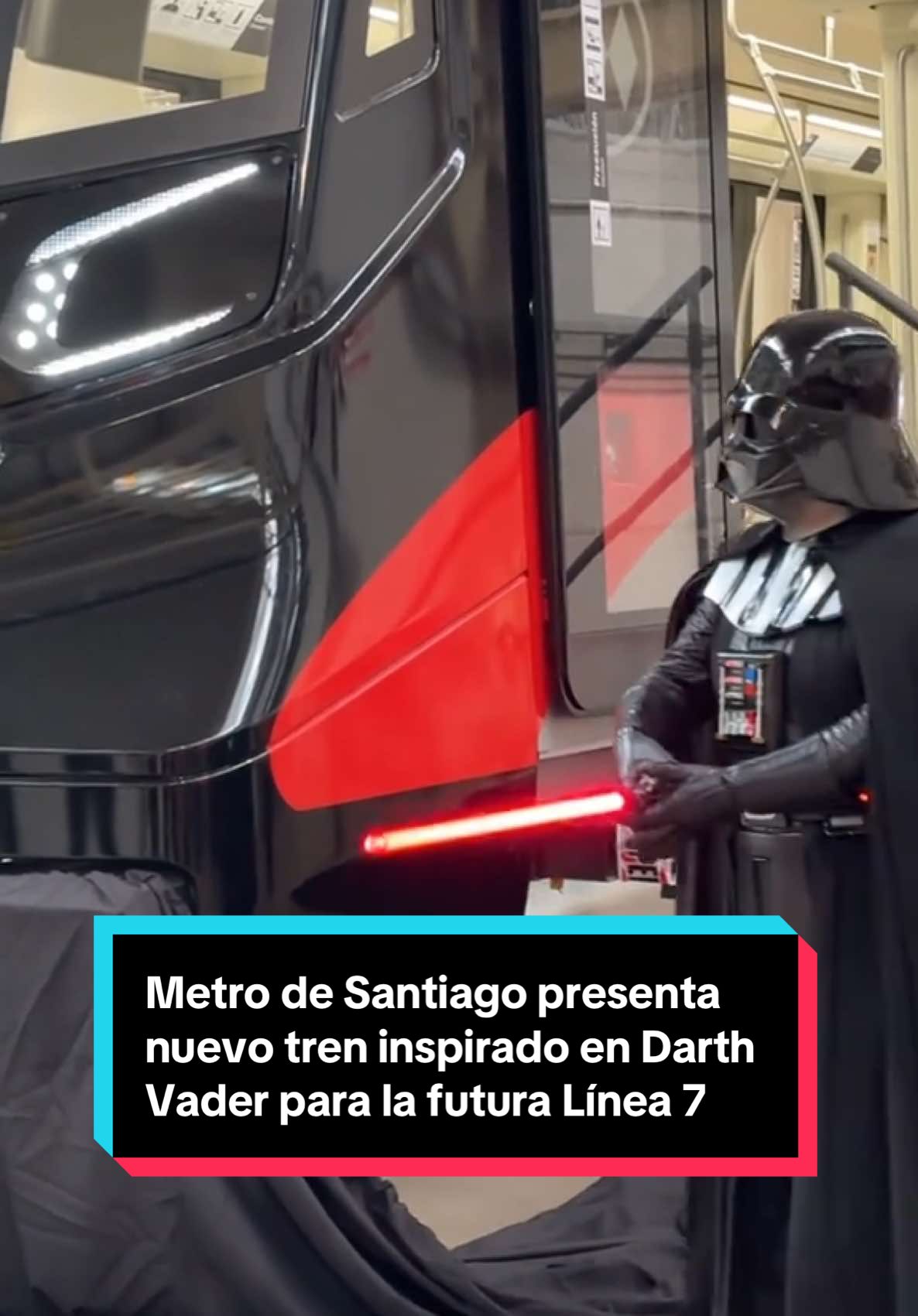 HOY📡 Metro de Santiago (@metrodesantiago) presentó este miércoles la maqueta a escala real del tren más moderno del servicio para la futura Línea 7, que será inaugurada en 2028. En un evento que contó con la presencia de El Vinotinto, Metro de Santiago reveló el moderno convoy, con un diseño futurista inspirado en el temible Darth Vader, villano de Star Wars, que promete revolucionar la experiencia de los usuarios al integrar tecnología de última generación. Desarrollados por Alstom, los trenes cuentan con cinco coches, capacidad para 1.250 pasajeros, aire acondicionado, puertos USB, cámaras de vigilancia y conducción autónoma. Su estética exterior, que combina líneas angulares y acabados oscuros, está diseñada para evocar el aspecto del icónico villano de la saga galáctica. La Línea 7 beneficiará a más de 1,5 millones de personas en ocho comunas, reduciendo tiempos de viaje en trayectos como Cerrillos-Vitacura hasta en un 49% y descongestionando la Línea 1 en un 20%. Actualmente, la construcción lleva un 22% de avance, con 7 kilómetros de túneles completados en los 26 kilómetros totales proyectados. Este proyecto es parte de un ambicioso plan de expansión que incluye las futuras Líneas 8 y 9, previstas para 2030 y 2032, además de ampliar la red a 225 kilómetros para 2034, capaz de transportar a más de 4 millones de pasajeros diarios. Voceros: Sebastián Berríos - Director de Proyectos Jimena Schultz - Gerente de División de Proyectos #ElVinotintocl #MetroDeSantiago #Noticias #Chile #Venezuela #VenezolanosEnChile