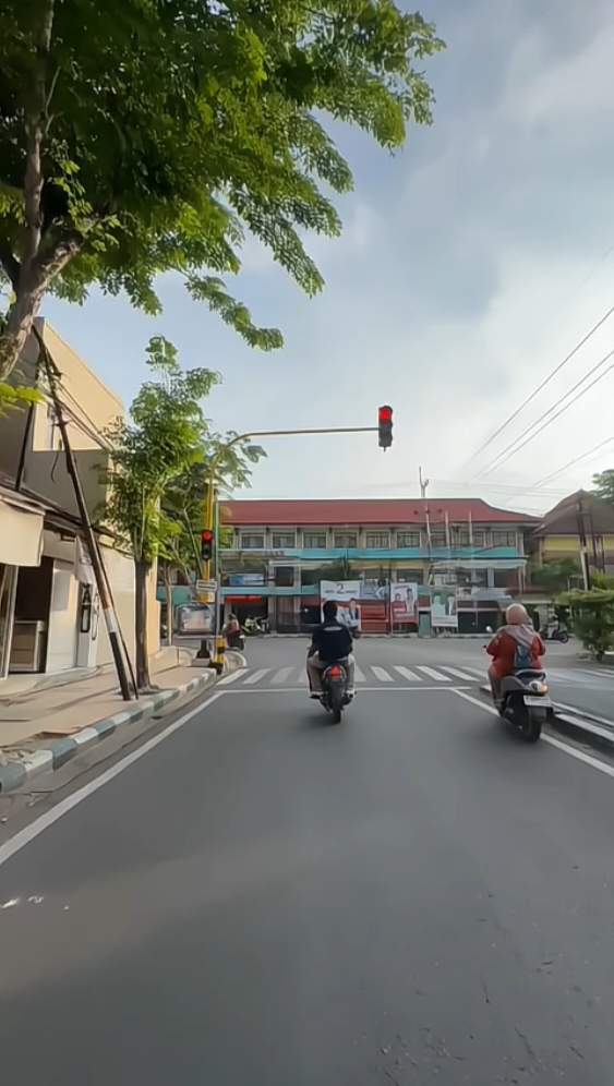 Harus ya, yang dulunya tiap hari bareng terus sekarang malah jadi asing?  #visitpamekasan #lebihmengenalpamekasan #infopamekasan #pamekasan #madura #jawatimur #pamekasanmadura #sad #sadstory #sadvibes 