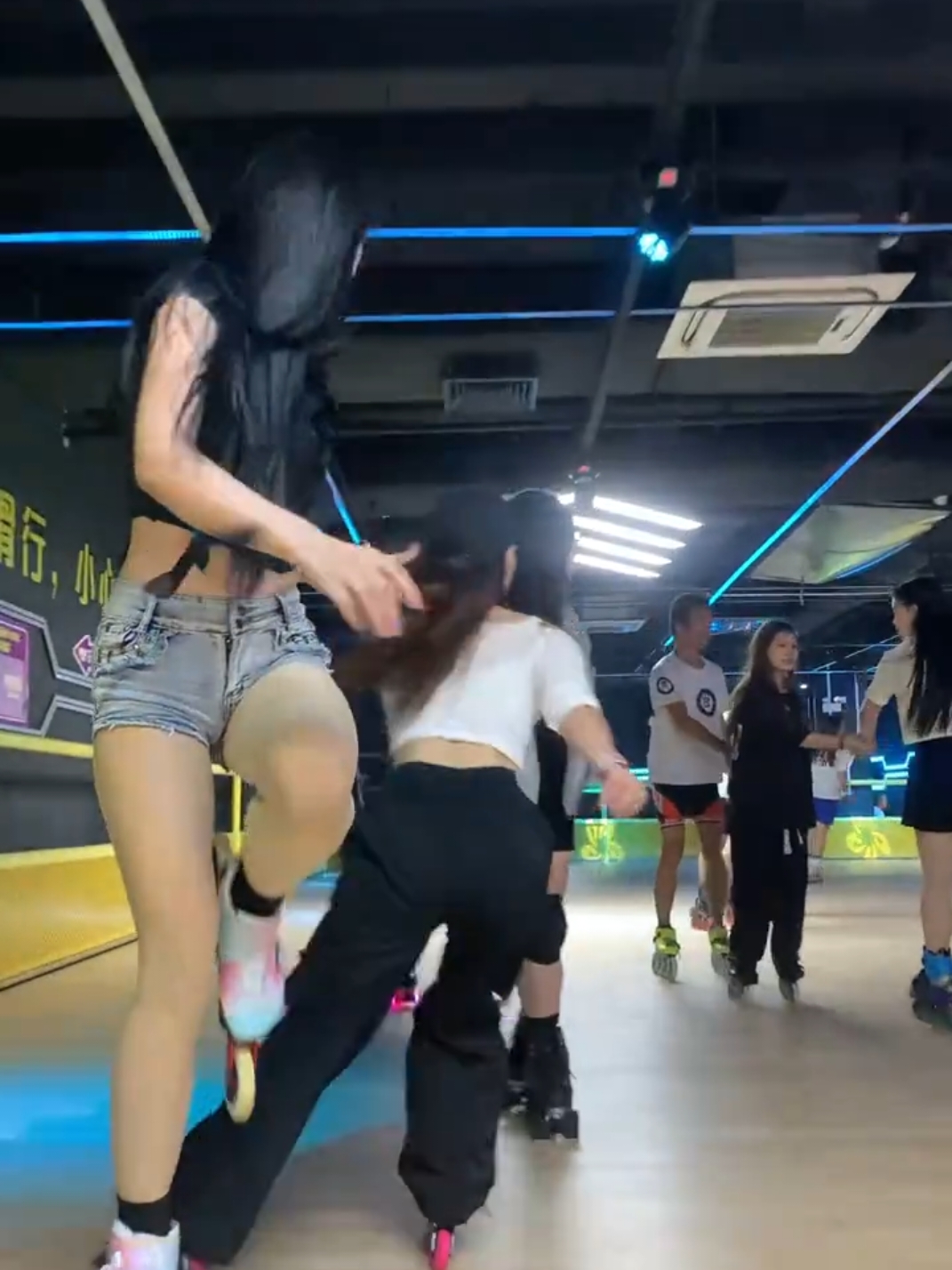 Beautiful👌😘 Roller Skating Girl #skating #rollerskategirl #beautifulgirls #rollerskating #skatinggirls #fypage #trending #fyp #viralvideo #viral #fypシ゚viral #tranding 