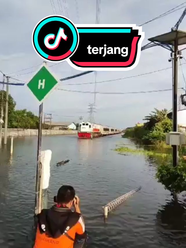 kereta api menembus banjir #keretaapiindonesia 