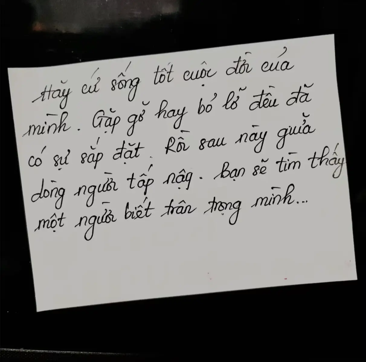 “Thời gian giúp chúng ta quen dần với những tổn thương, chứ nó chẳng chữa lành gì cả.”🖤