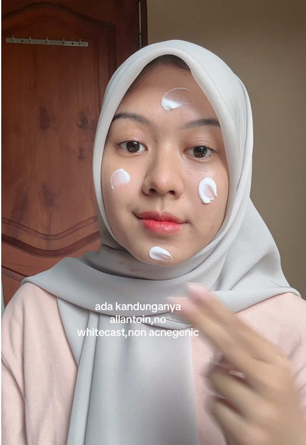 akhirnya nemu sunscreen buat jerawat ada kandunganya Cica allantoin jdi bisa meredakan jerawat + kemerahan aku🪞✨