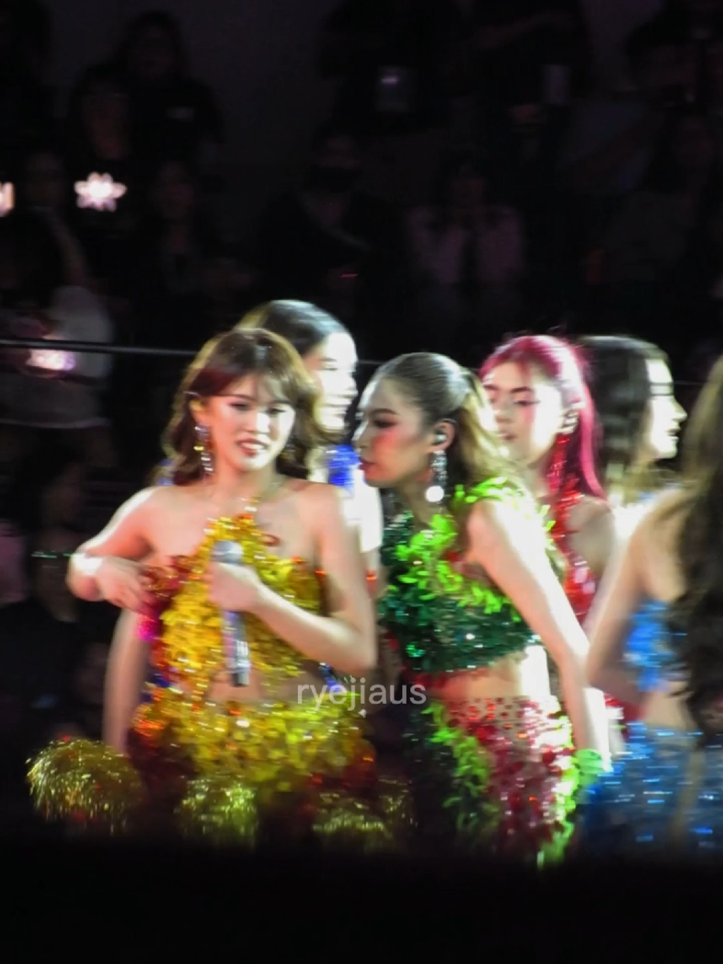 super professional ni lucky🥲 111924 blooming fancam maloi/ colet focus @bini_colet @bini_maloi  #biniph #binimaloi #binicolet #macolet #grandbiniverse 