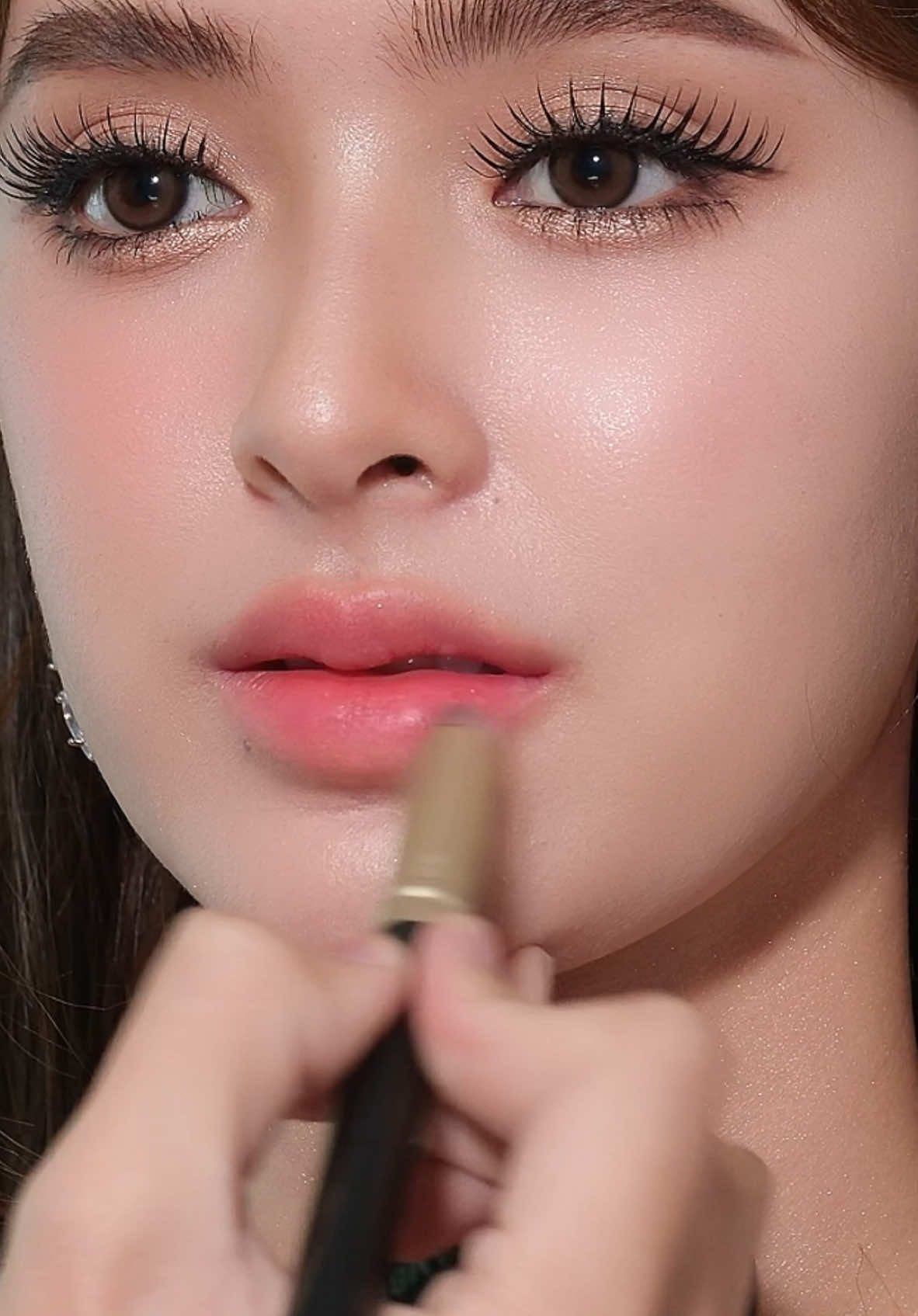 ลิปคุชชั่นเบลอเนื้อแมตต์ สูตรใหม่จาก @Bobbi Brown  สีสวยมากๆเลยครับ สีชัด แท่งเดียวจบ #bobbibrownthailand #luxematteliquidlipstick #ลิปคุชชั่นเบลอแมตต์ @bobbibrownth  #เทรนด์วันนี้ 