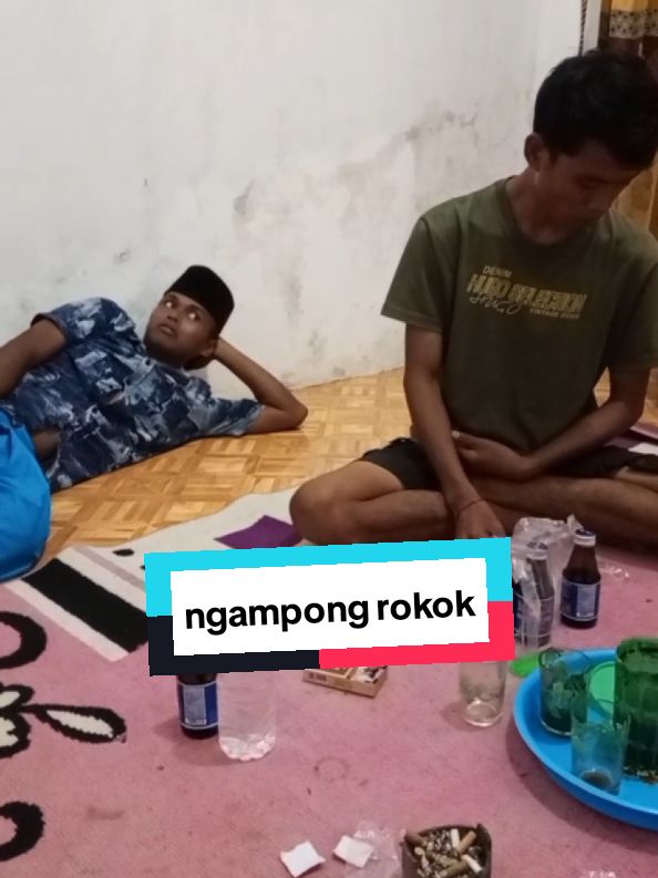 @Yongki Yongsin ngampong rokok gik benyak drama 🤣 #komedi #katakatahariini #videolucu #storywa 