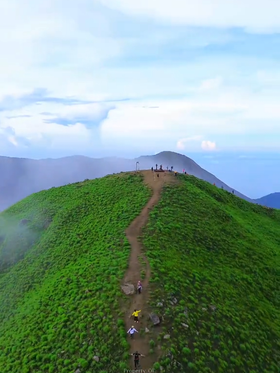 Kenapa Di sebut Tanjakan Cinta ? Bukit anak dara Lombok #pesonaindonesia #feroscldrone  #bukitanakdara2000mdpl#fyp  #anakdara #viralllombok🌴🌴  #fyplomboktiktok #wisatalombok 