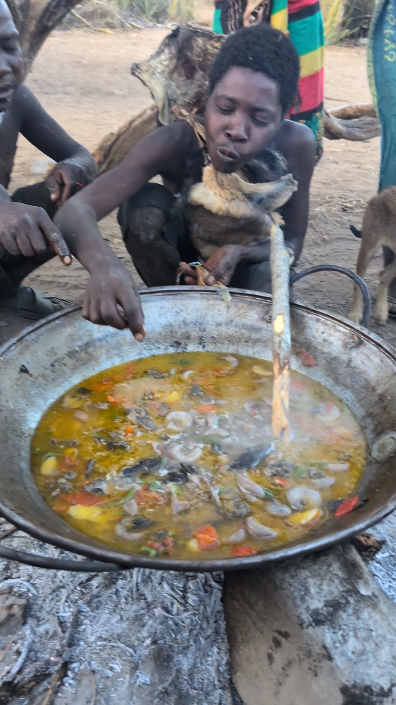 This is mostly delicious Soup Hadza cooks middle of nowhere ‼️😋😲#hadzabetribe #africastories #tiktokindia #USA #UK 