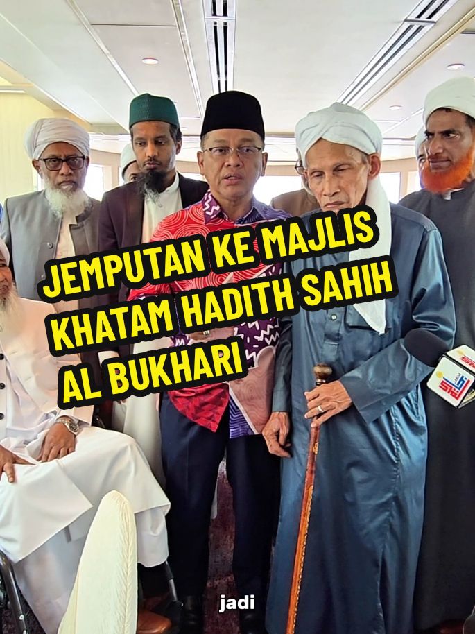 JEMPUT SEMUA HADIR KE MAJLIS KHATAM SAMA’ HADITH SAHIH AL-BUKHARI PERINGKAT ANTARABANGSA 2024 🗓️ 21 November 2024 🕌 Masjid Putra, Putrajaya Jemput semua hadiri Majlis Perasmian Khatam Hadith Sahih Al-Bukhari Peringkat Antarabangsa 2024 dan raih keberkatan ilmu dari kitab hadis paling sahih di dunia! Keistimewaan acara: - Dihadiri YAB Perdana Menteri Malaysia 🇲🇾 dan para ulama' terkemuka dari Indonesia, Mesir, Arab Saudi, dan negara-negara lainnya! 🌎 - Rasai suasana khatam Al-Bukhari bersama ribuan jemaah. 🙏 - Dapatkan ilmu daripada ceramah agama yang disampaikan oleh para ulama'. 🎙️ - Eratkan ukhuwah Islamiyah dengan saudara-saudara seiman dari seluruh dunia. 🤝 Jangan lepaskan peluang keemasan ini! Ajak keluarga dan sahabat untuk turut serta dalam momen bersejarah ini. #MenteriAgama #KalimahTayyibah #MajlisBukhariMalaysia #MalaysiaMadani #KhatamBukhari #PelanAlFalah #AlFalah 