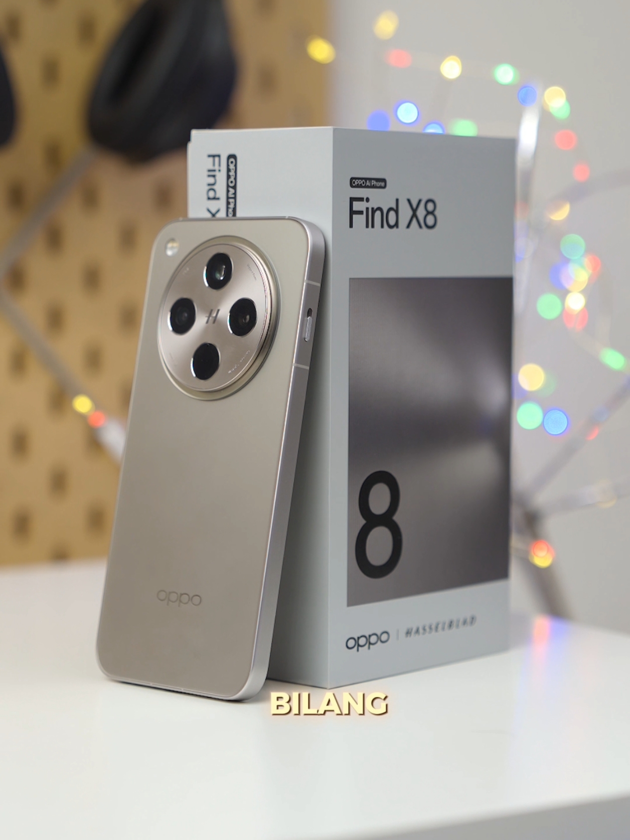 OPPO Find X8 5G nih, wadaw mantep cakep camera nya, Buat foto jempolan banget, Design nya kuga juga mirip iphone nih, di pegang di tangan nyaman banget. Dari spek nya juga gahar. Kira2 kalian minat ga nih? #warungkohcun #wargakohcun #oppofindx8series #theportraitexpert 