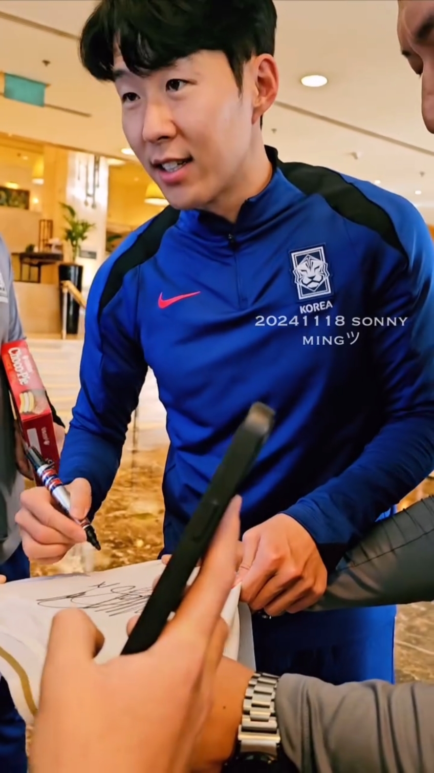 매너 먼저 😍🥰❤️  #captainson #쏘니 #손흥민 #토트넘 #sonheungmin #heungminson #son7 #tottenhamhotspur #sonny7 #hmson7 #sonheungminfan #THFC #COYS #spurs #kfa #epl #premiereleague