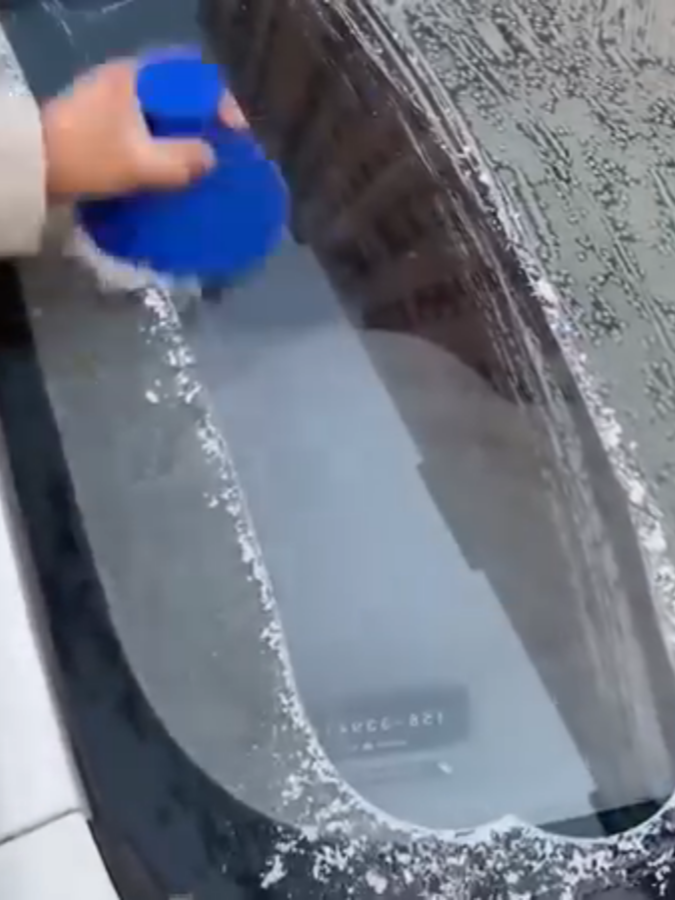 Magical Ice Scraper, the clever tool that remove ice and snow in just seconds without damaging your car's windshield and paint!