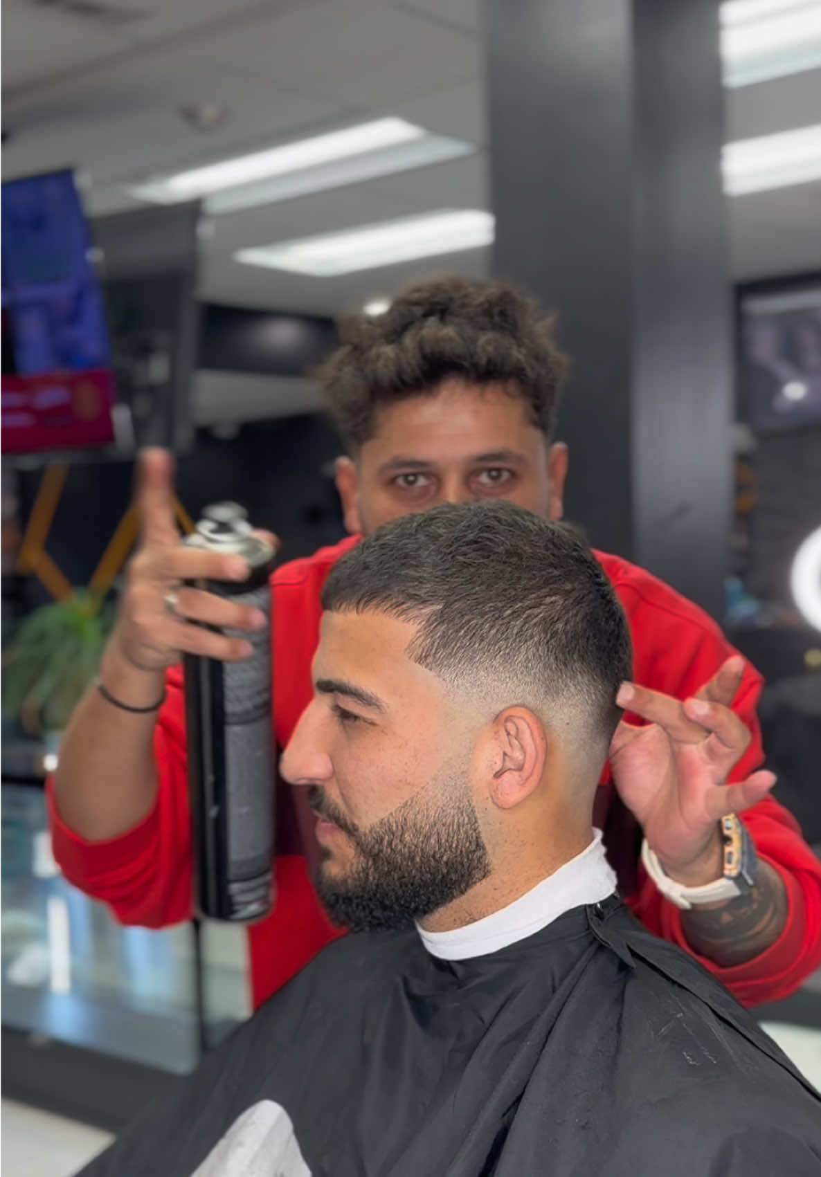 شو بتحبو في الشتااا الشعر الطويل ولا القصير؟🤔#تعالو #انستا #rashad_ledawi #حلاق #حلاقة #chicagohairstylist #jordan #reelsvideo #usa #hairsalon #حلاقين_التيك_توك #haircuts 