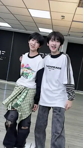 aaa jiwa hyper ku ini meronta ronta melihat kapalku satu ini😆💖#tf家族 #zuoqihan #左奇函 #yangbowen #杨博文 #wenhan #qiwen #tf家族练习生🤴🌷 #tffamily #tffamilygen4 #tfstan #trainee #cpop #chineseboy #douyin #fangirl #likeplease #fyp #viral #foryou #4u #tffamilyofficial 
