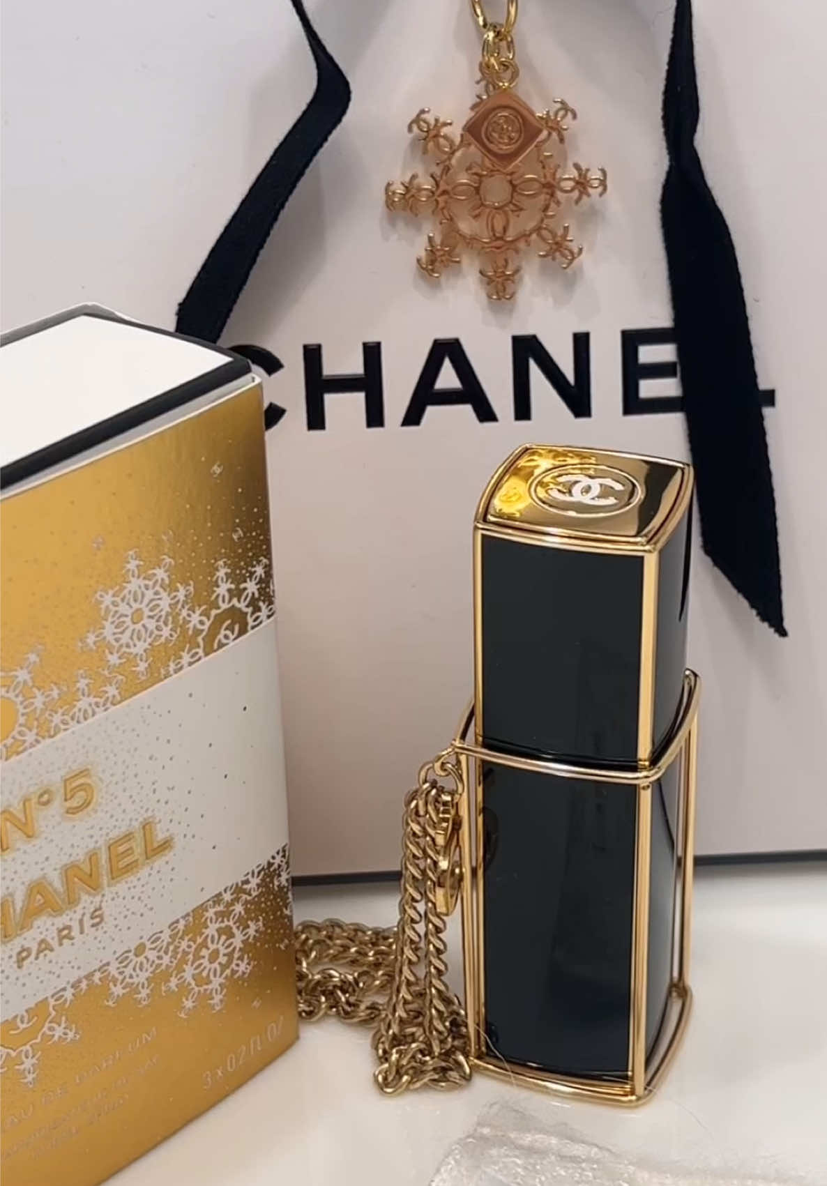 cutest Chanel perfume bag charm brb adding to ur wishlist ⭐️💫 #welovecoco #giftfromchanel #chanelbeauty #chanelno5 #makeup#beauty#aesthetic#cosmetics#lipgloss#luxury#pink @chanel.beauty