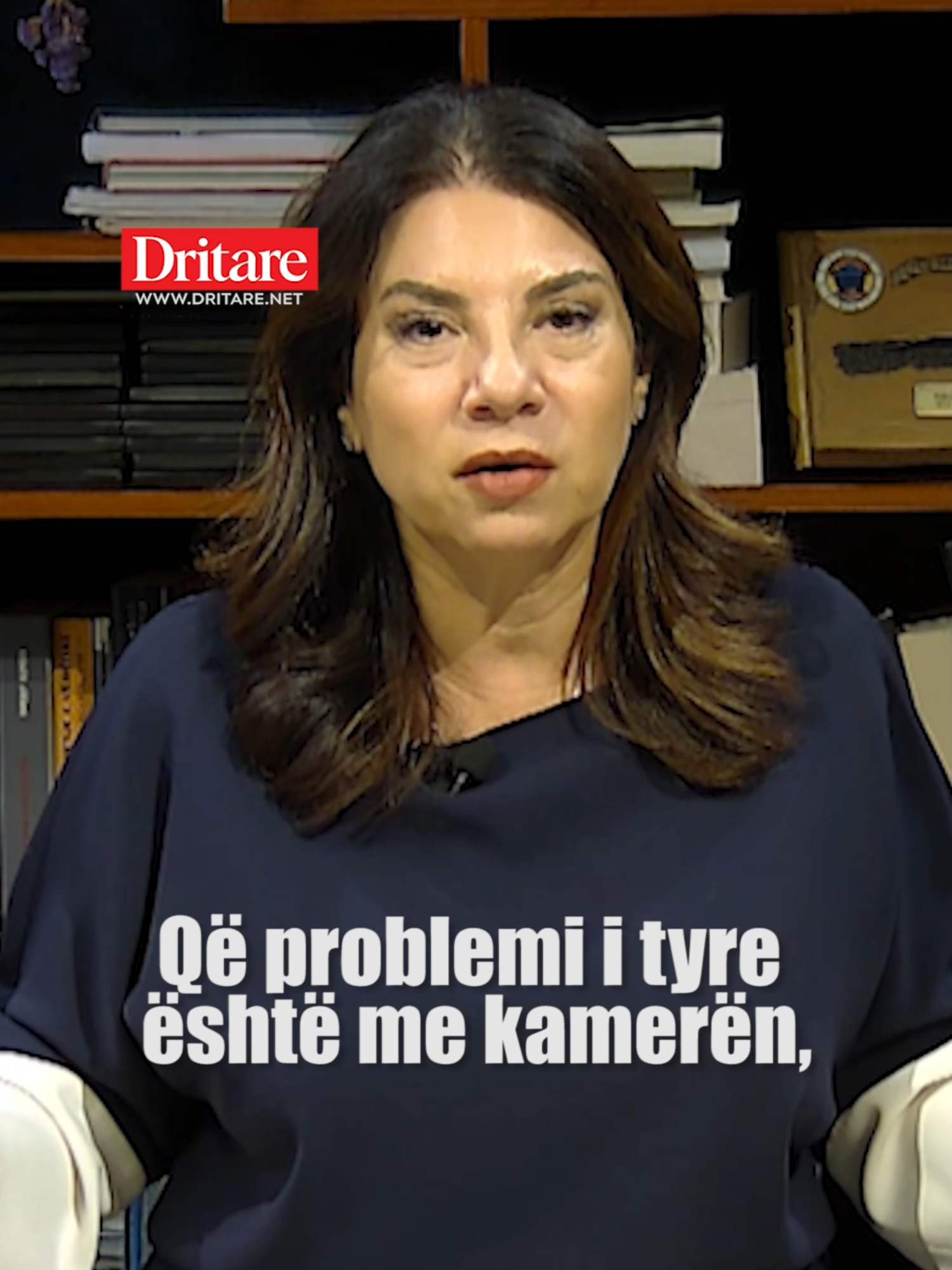 Rudina Xhunga: I keni vënë re bebet e vogla që dalin në instagram me mamatë influencere. I keni vënë re që janë me biberon në gojë krah nënave që pozojnë. Nga aty nis e gjitha. Nëna që s’duan dhe nuk munden të dëgjojnë të qeshurën dhe qarën e parë se i kanë vënë biberonin në gojë. Që aty duket që ata nuk komunikojnë. Që problemi i tyre është me kamerën, jo me fëmijën. Është me karrocën dhe jo me ndjesitë e para që të jep ai fëmijë. Dhe kështu vazhdon hap pas hapi. Ti ke punë, je e re, martohesh pa e pasur të qartë çfarë është martesa. Pastaj jeta ka uljet dhe ngritjet e veta, siç është sot nuk është nesër. Të gjithë e dimë si ndryshon befas gjithçka dhe ti nuk e ke mendjen fare të fëmija. #rudinaxhunga #dritare #dritaretv