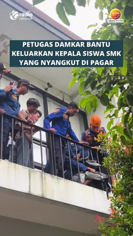 Diinget guru karena prestasi ❌ Diinget guru karena kepala nyangkut di pager sampe panggil damkar ✅ Lagian kepala bisa nyangkut gitu tuh abis ngapain dek? 🫵🏻😫  🎥 TikTok/tiyasnurkartika28 #damkar #fypシ゚ 