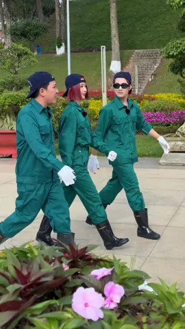 Đi dạo vườn hoa tình cờ gặp 3 bạn công nhân cool ngầu #KhachHangLaThuongDe #TruongGiang