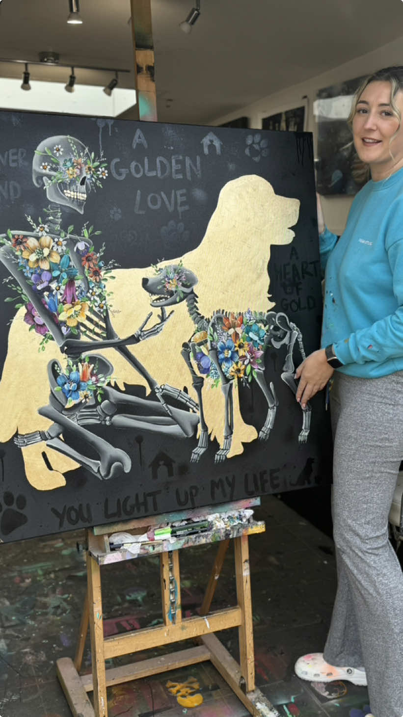 Can you imagine all the different doggo breeds I could do with this style!🐾 Guys I really want all the golden retriever lovers to see this piece, so if you know someone with a golden then make sure to tag them 🤭🫶🏼 #goldenretriever #goldenretrievers #goldenretrieverlovers #dogpainting #petart #petportrait #paintingreveal #artist #skeleton #floralskeleton #artcollector #skullcollector