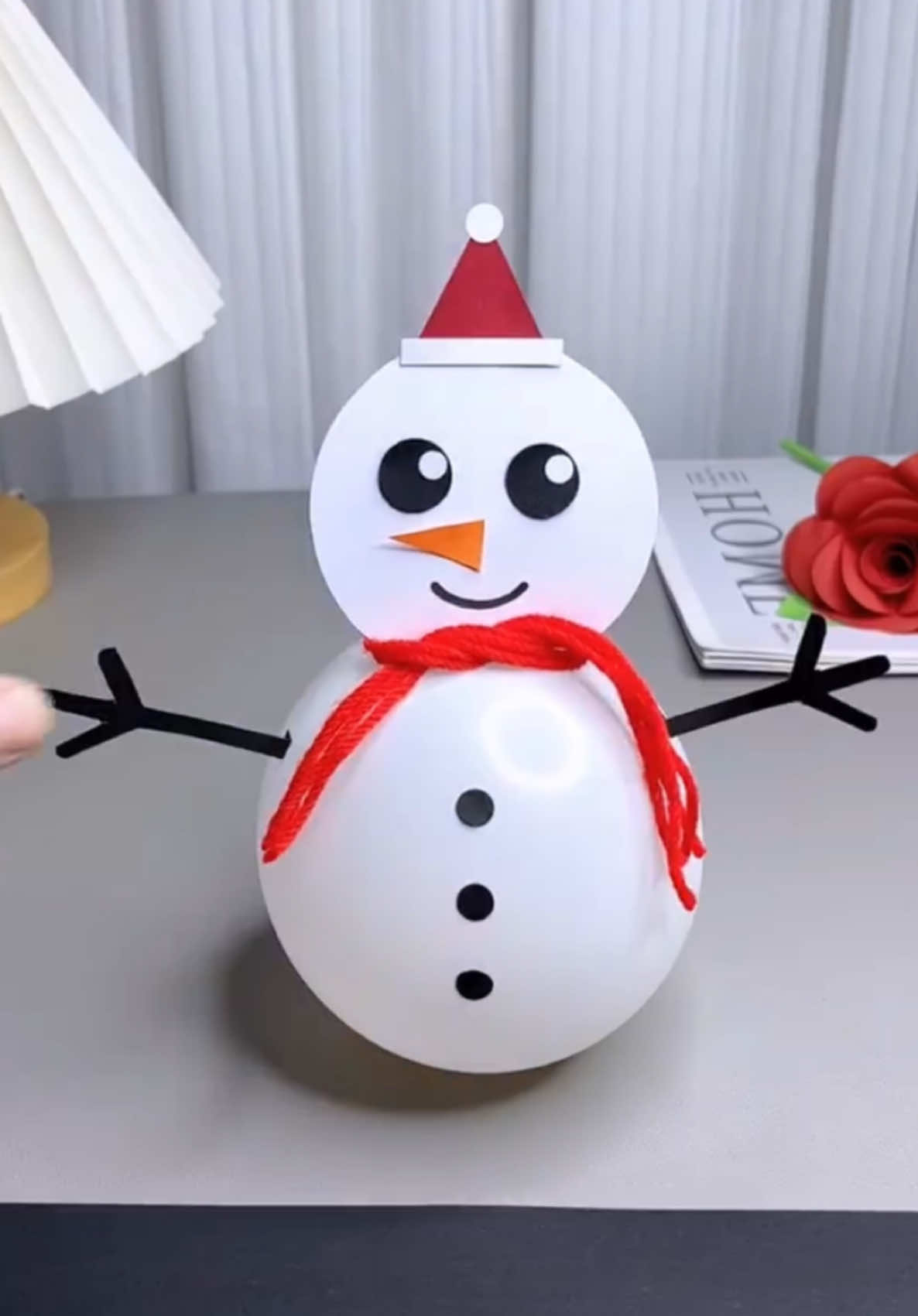 Winter is coming. Let's make a cute little snowman with balloons. #cat #swinging #snowman #christmas #fyp #catsoftiktok #cats #viral #foryou #catlover #cute #pet #funny #diy911 