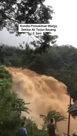 Kondisi area pemukiman penduduk disekitar Air Terjun Bayang Sani, Kecamatan Bayang, Kabupaten Pesisir Selatan, pasca intesitas hujan tinggi di hulu, pada hari Kamis (21/11/24) sore. Harap hati-hati dan selalu Waspada!! #kabarpessel 