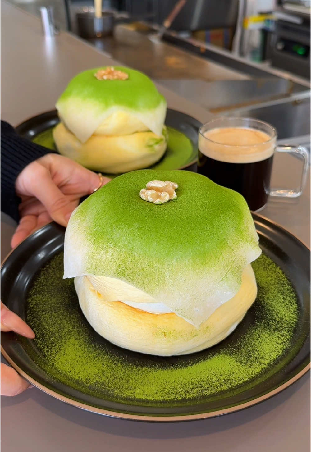 鉄板で焼き上げるふわふわ抹茶パンケーキ！甘さ控えめのクリームがたっぷりで最高！ （店名） ・カフェスタンド10.8 （場所） ・福岡県久留米市通町107-13 （営業時間） ・11:00〜18:00 （定休日） ・不定休 #福岡グルメ #japanesefood #tiktokfood 