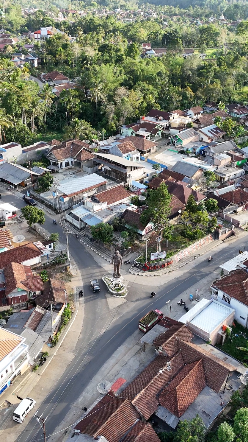 Tugu Soekarno, Lampung Barat #lampunggeh #lampungpride #lampungpunyacerita #lampungbarat #lampung #tugusoekarno 