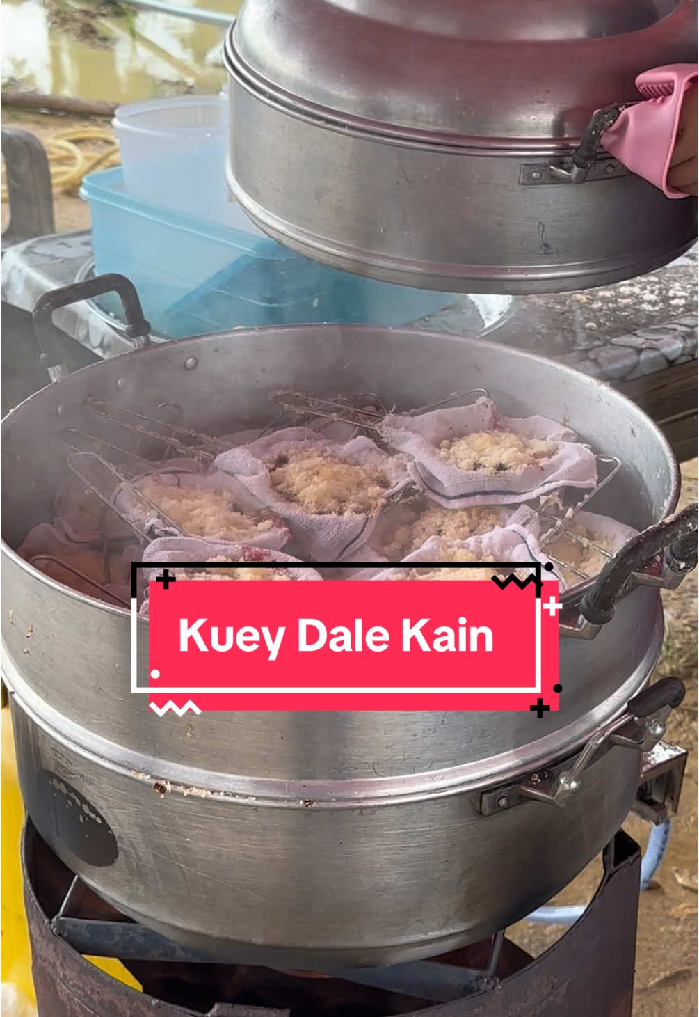 Hujan2 ni, pekeno kuey dale kain ni sekmu… putu halba kelate. @WAN EMPIRE00 #putuhalba #putuhalbakelantan #kuedalekain #MakanLokal #foodhunting #Foodie #makankotabharu #kotabharu #fyp #fyppppppppppppppppppppppp #fypviralシ #foryou #makananviral #makanankelantan #kelantanfoodie #kelantan #kelate #kelantantiktok #makanansedapkelantan #dapppormmm 