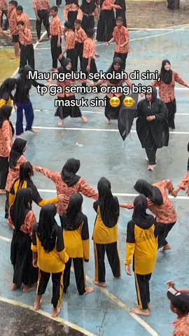 Kapan lagi coba mandi hujan hujanan satu sekolah🤣😂😝#smpn2kotabengkulu #spenda #anaksmp #gurutiktok #gurumuda #harigurunasional #kemerdekaanindonesia 